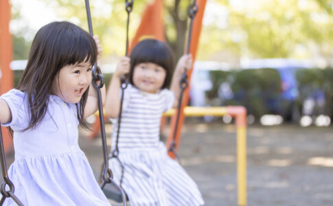 子供がブランコに乗っている画像