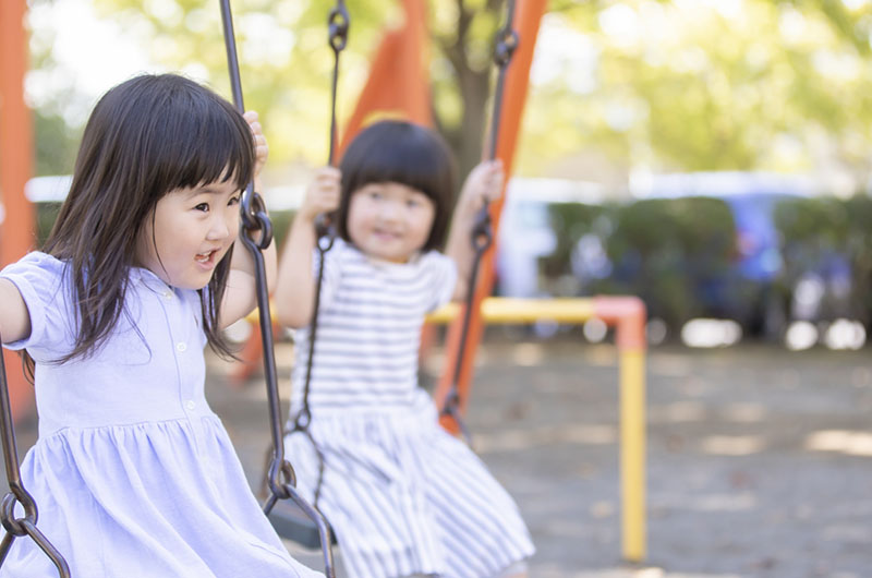 子供がブランコに乗っている画像