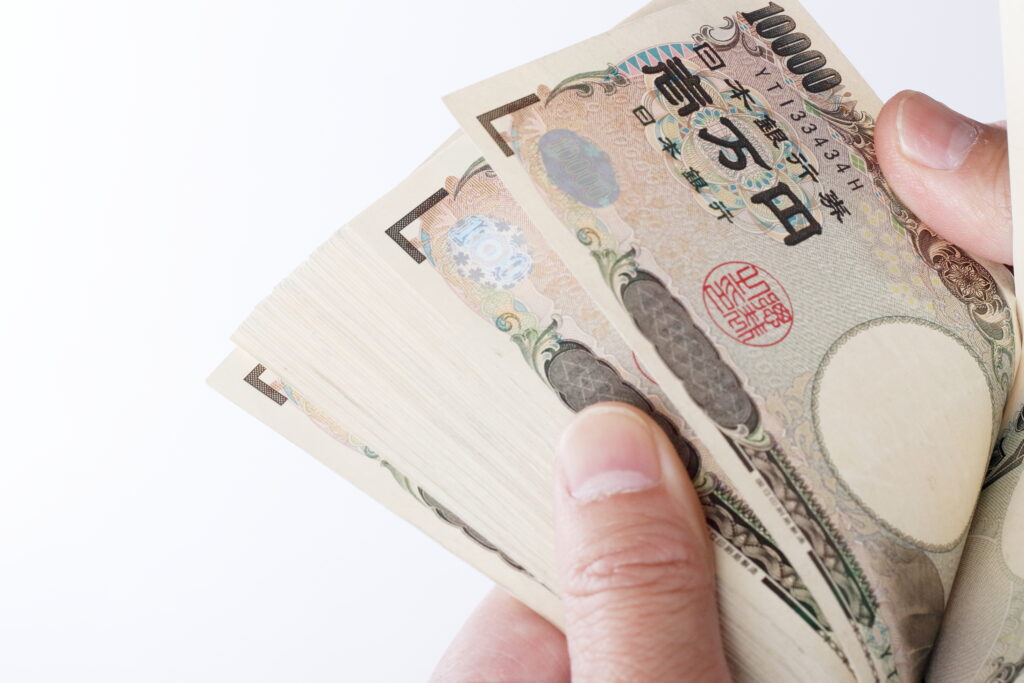日本の一万円札束を数える