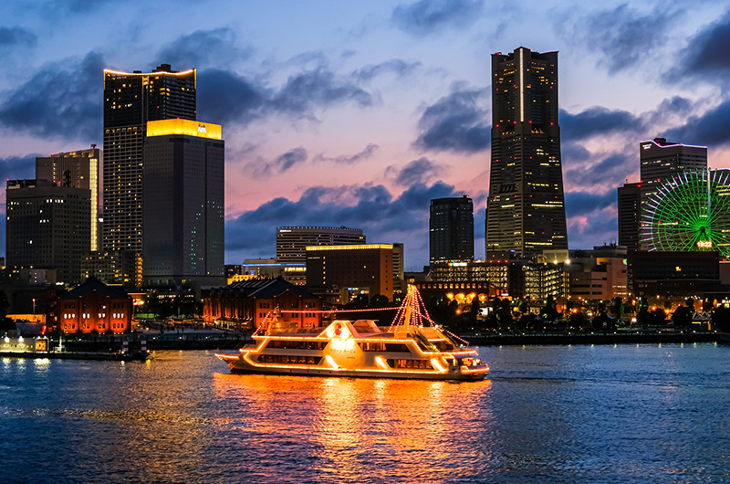 船と夜景の画像