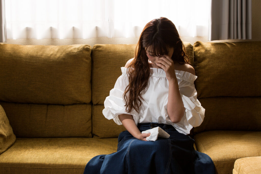 悲しんでいる女性