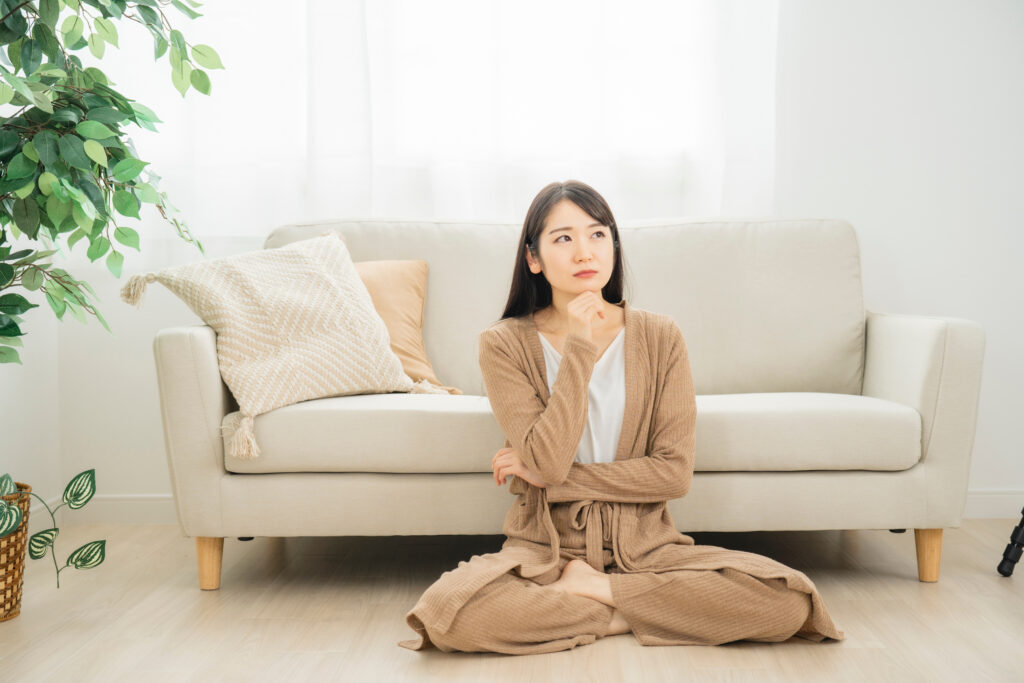 悩んでいる女性