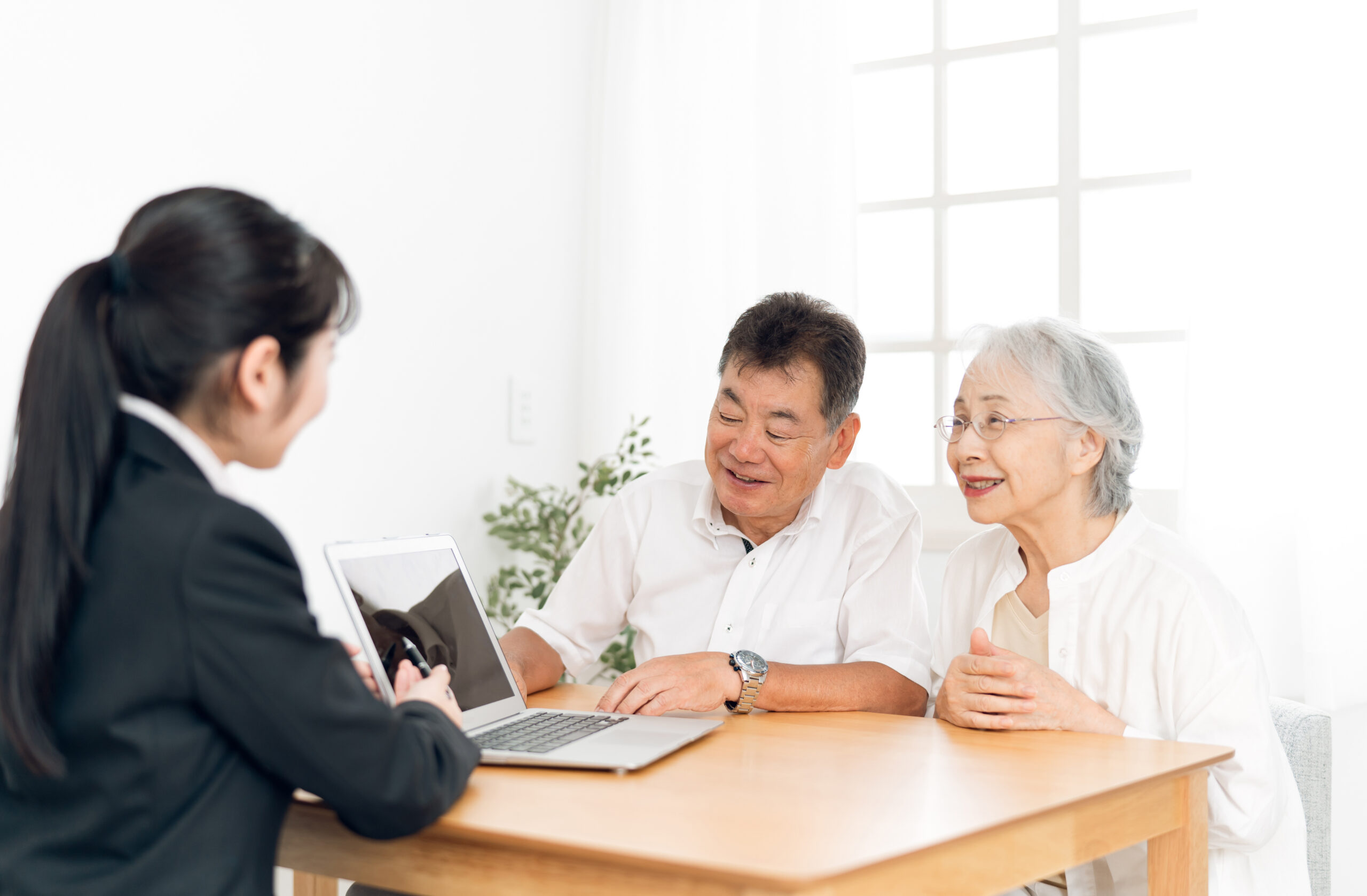 説明している女の人とシニア2人