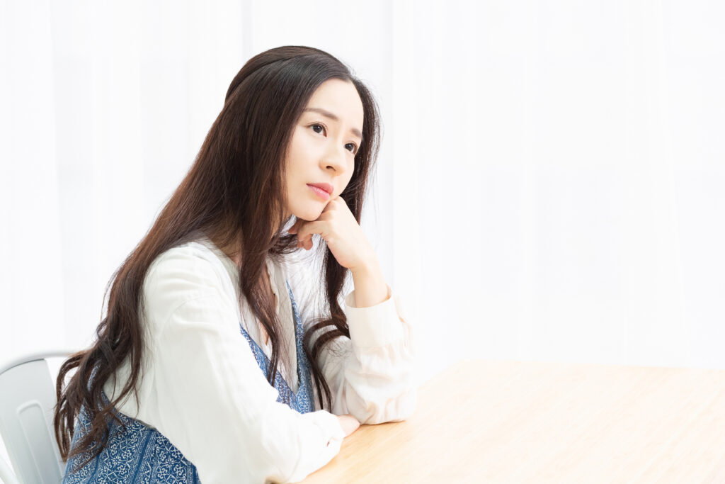 を持つ女性