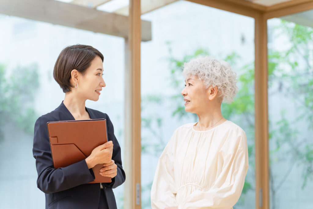 シニアに説明をしている女性