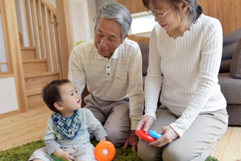 祖父母と孫の画像