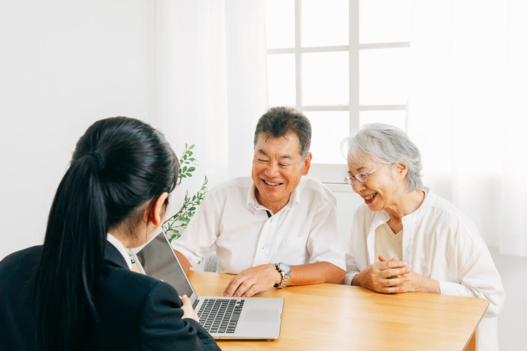 シニア夫婦と説明をしている女性