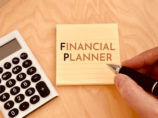 FINANCIAL PLANNERとメモを書いている