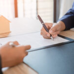 契約書を書く人