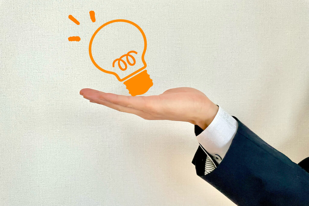 手のひらの上に電球マーク